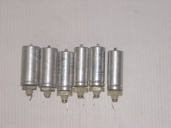Condensateurs 50 mf 165 v neufs