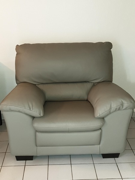 Deux fauteuils en cuir