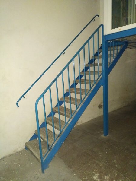 Escalier métallique avec marches antidérapantes