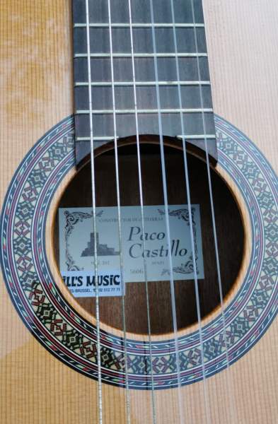 Annonce Guitare classique 4/4 paco castillo modèle 202