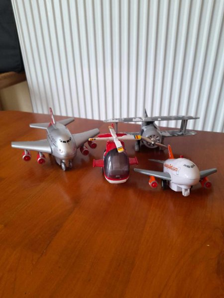 Lot 3 avions miniature et 1 hélicoptère