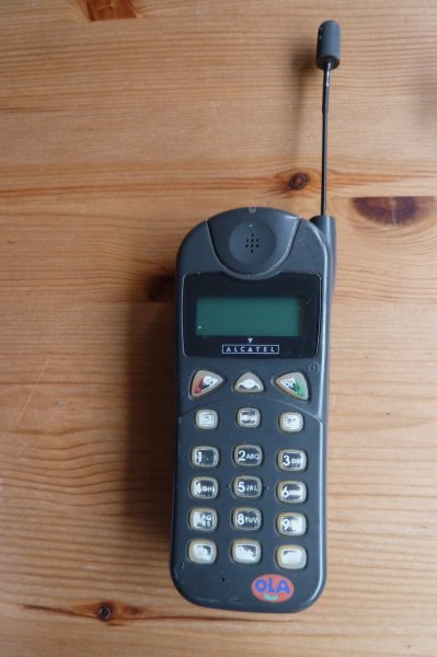 Vente "ola", un des 1ers téléphones portables