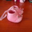 Annonce Paire de chaussons de bébé rose en céramique