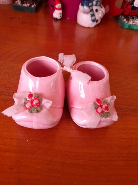 Paire de chaussons de bébé rose en céramique