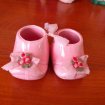 Paire de chaussons de bébé rose en céramique