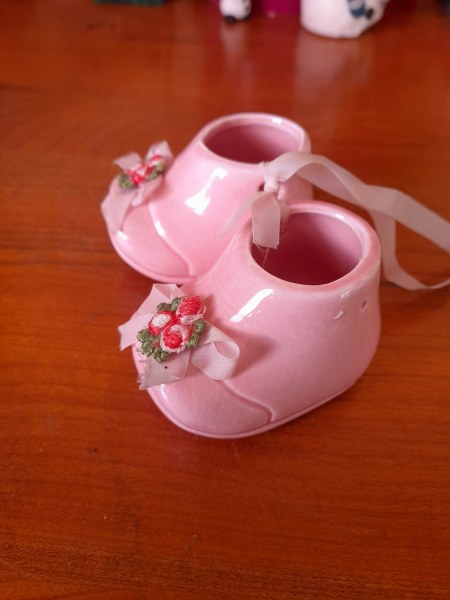 Annonce Paire de chaussons de bébé rose en céramique