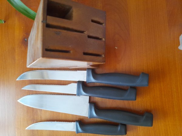 Annonce Porte couteau de cuisine en bois avec 4 couteaux