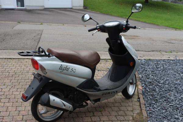 Scooter 50 cc quasi neuf (70 km)