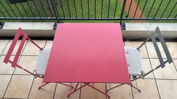 Annonce Table d'extérieur avec chaises et coussins