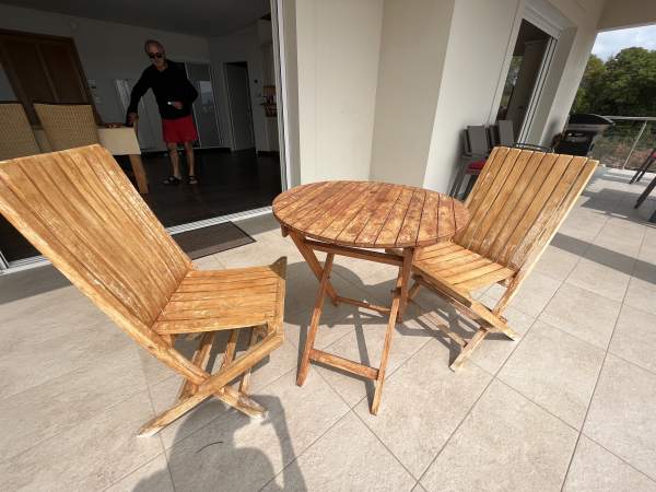 Annonce Table  en bois avec chaises exterieur