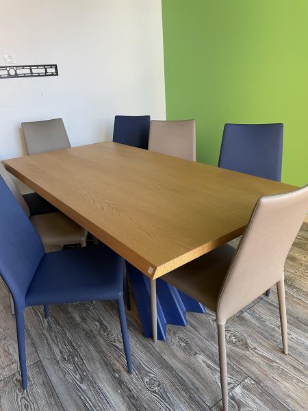 Table plateau bois clair et 8 chaises