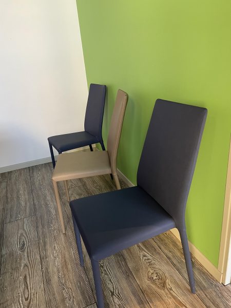 Table plateau bois clair et 8 chaises pas cher