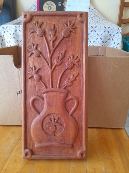 Tableau bois sculpté relief -vase avec fleur