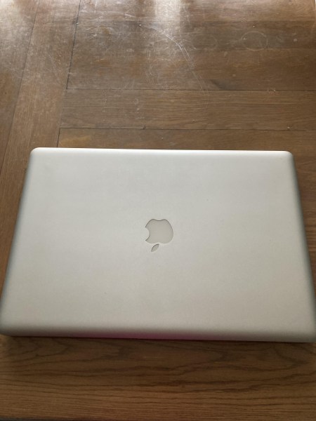 Vend macbook pro apple 2009 17 pouces + adaptateur pas cher