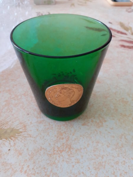 1 petit verre vert avec plaque ronde charles x