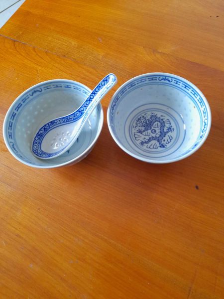 2 bols chinois et 1 cuillère chinoise en porcelain