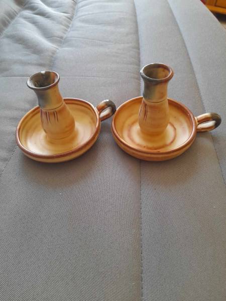 2 bougeoirs en terre cuite - sign&eacute;s