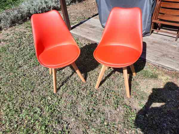 2 chaises rouges