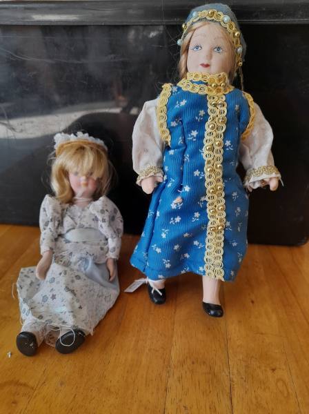 2 petites poupées de porcelaine