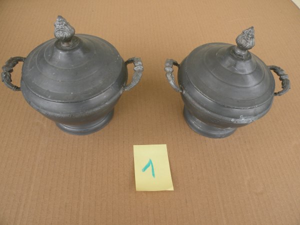 2 petites soupi&egrave;res avec couvercles &eacute;tain lourd