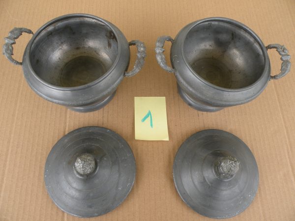 Vente 2 petites soupi&egrave;res avec couvercles &eacute;tain lourd