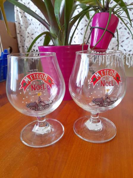 2 verres &agrave; bi&egrave;re m&eacute;t&eacute;or de no&euml;l