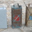 2 bidons d'essence anciens