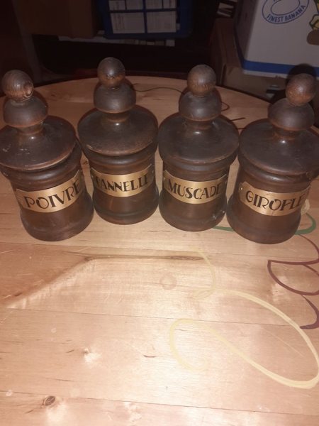 4 petit pots &agrave; &eacute;pices en bois -