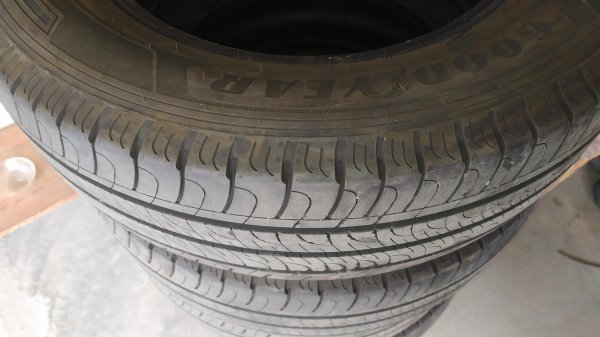 Vente 4 pneus neufs good year 215/65 r16c 106/104 h