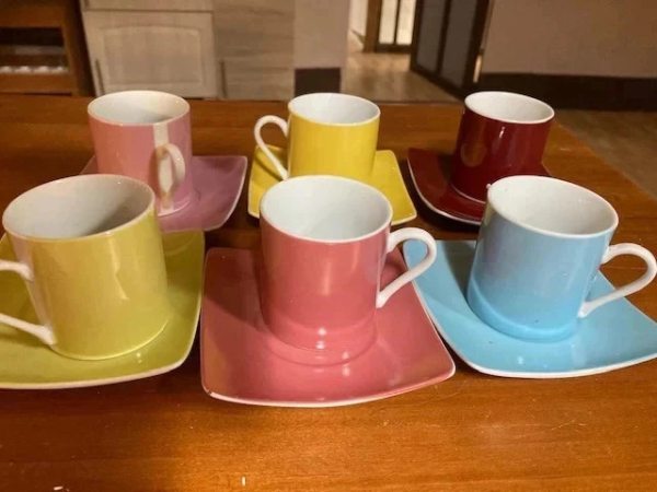 6 tasses a café avec soucoupes et cuillères