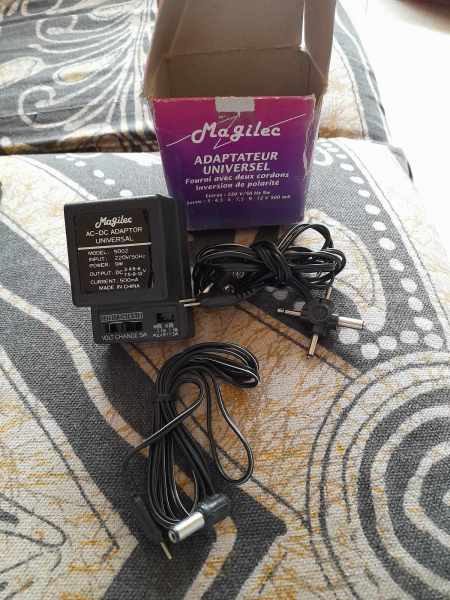 Adaptateur universel 3/12 volt