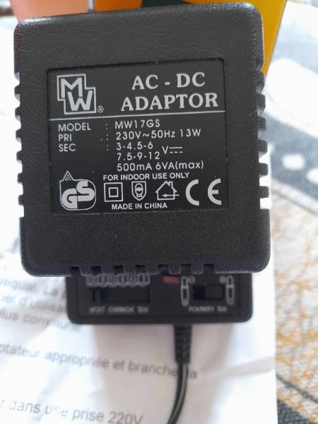 Adaptateur universel 3/12 volt - pas cher