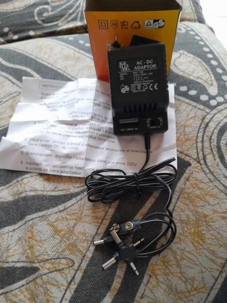 Adaptateur universel 3/12 volt -