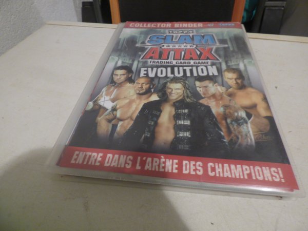 Album binder w- topps slam attak + 229 cartes