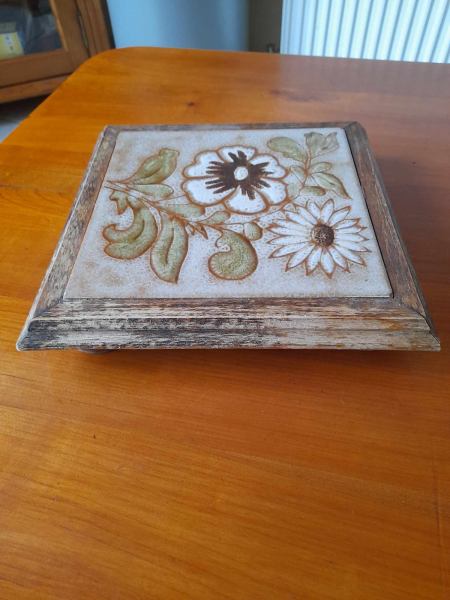 Annonce Ancien dessous de plat en faience et bois