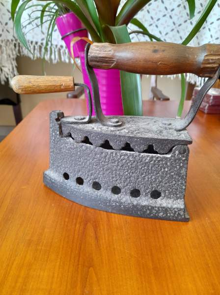 Ancien fer à repasser à braise