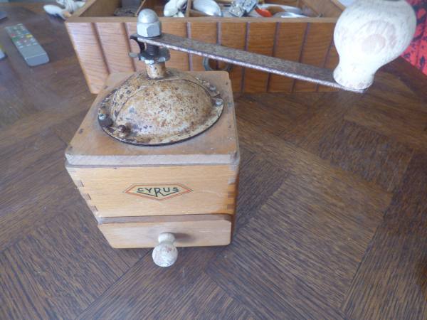 Ancien moulin à café en bois , marque " cyrus "