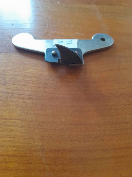 Ancien ouvre boite en m&eacute;tal pas cher