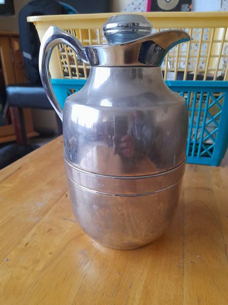 Ancien pichet isotherme en inox