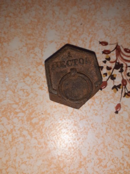 Ancien poids hexagonal de 100g