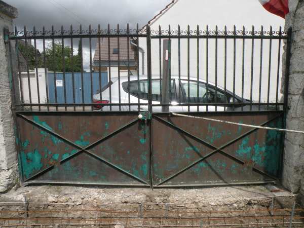 Ancien portail en fer forg&eacute;