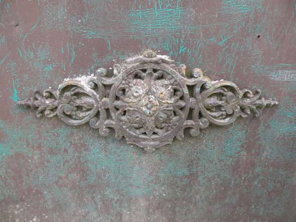 Ancien portail en fer forg&eacute; pas cher