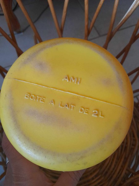 Vente Ancien pot &agrave; lait ami en plastique- 2 litres compo