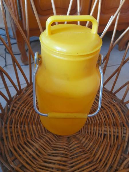 Ancien pot &agrave; lait ami en plastique- 2 litres compo