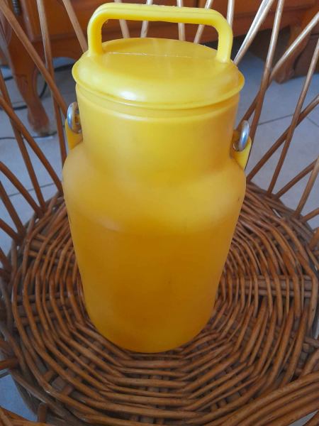 Annonce Ancien pot &agrave; lait ami en plastique- 2 litres compo