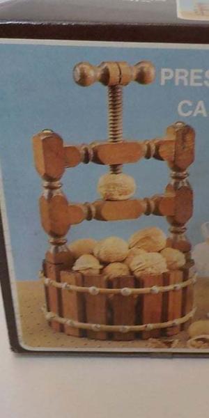 Ancien pressoir en bois - casse noix - bol &agrave; noix