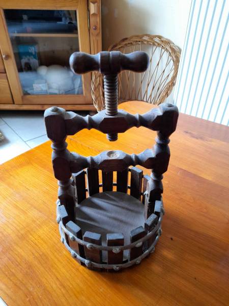 Vente Ancien pressoir en bois - casse noix - bol &agrave; noix