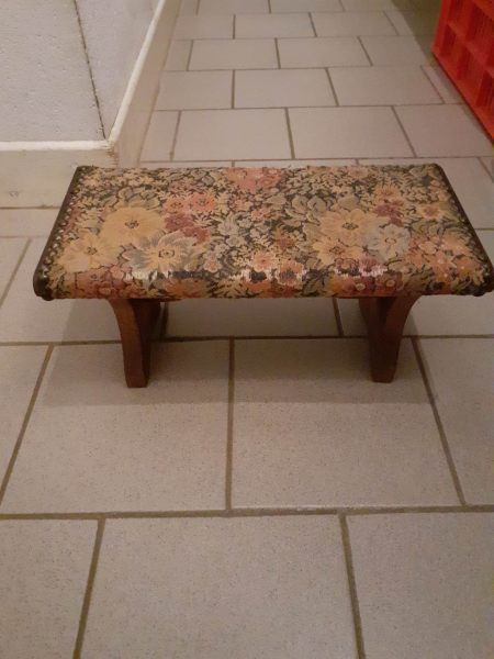 Ancien repose pied en bois et tapisserie
