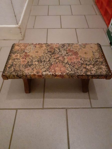 Vente Ancien repose pied en bois et tapisserie