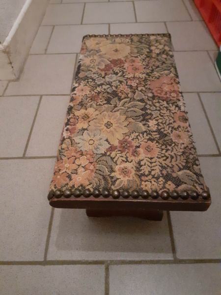 Ancien repose pied en bois et tapisserie pas cher